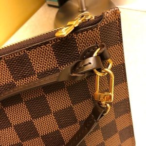 Louie Vuitton neverfull pochette